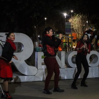 La banda frente a las letras iluminadas de RENGO, en la Plaza de Armas.