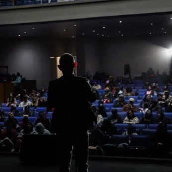 La sala del Teatro Municipal llena de público, vista desde el escenario.