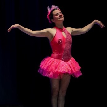 Una bailarina de tutú rosado con los brazos abiertos, en «El Vals de las Flores».