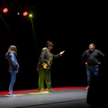 Tres artistas en el escenario durante la función.