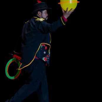 El mismo payaso lanza el globo amarillo al aire.