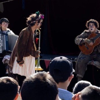 Acordeón y guitarra sonando juntos, muy cerca del público.