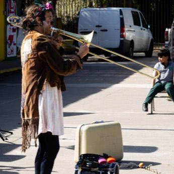 Un artista solo en medio del patio, con su instrumento.