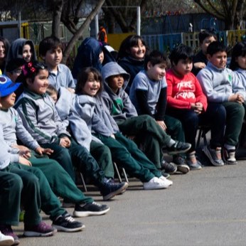 Filas de escolares sentados, siguiendo la función.