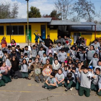 La escuela entera con las manos en alto, celebrando al final.
