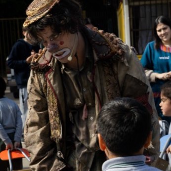 Un artista de Circoliflor saluda de cerca a los escolares.