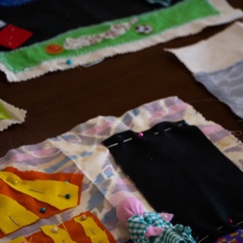 Arpilleras a medio hacer, con los alfileres todavía puestos.