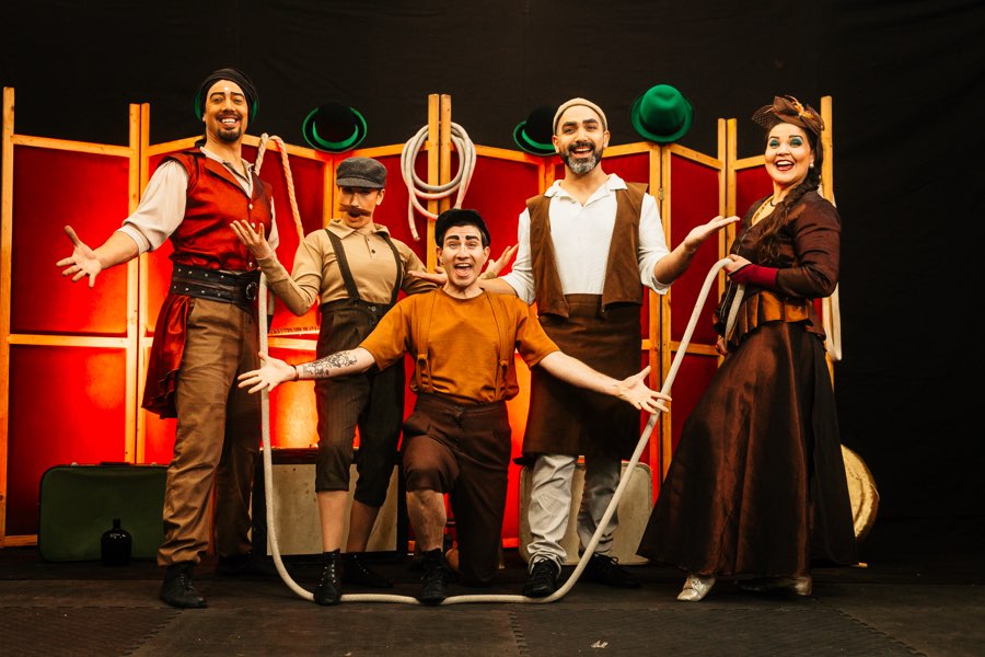 Los cinco artistas de Circo Ambulante posando en escena con una cuerda blanca entre las manos.